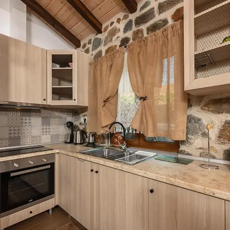 בית נופש Eleni's Stone House